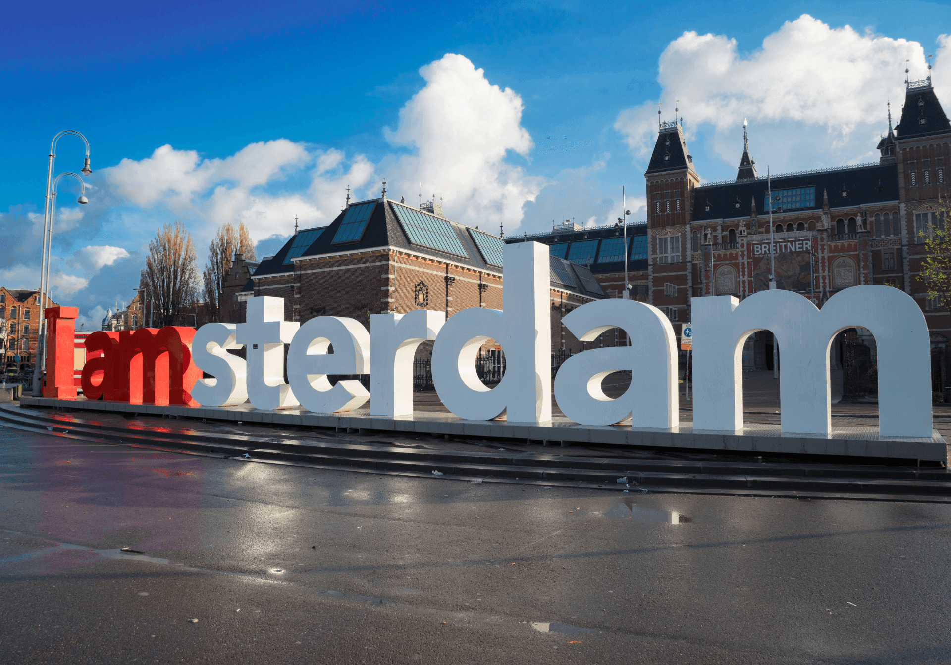 I Amsterdam skiltet i Holland foran Nationalmuseet