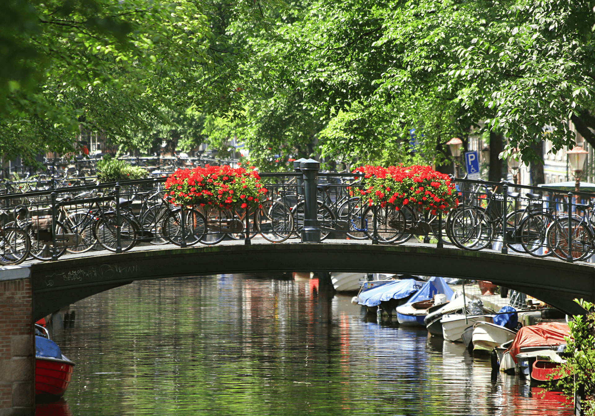 Bro over kanal i Amsterdam