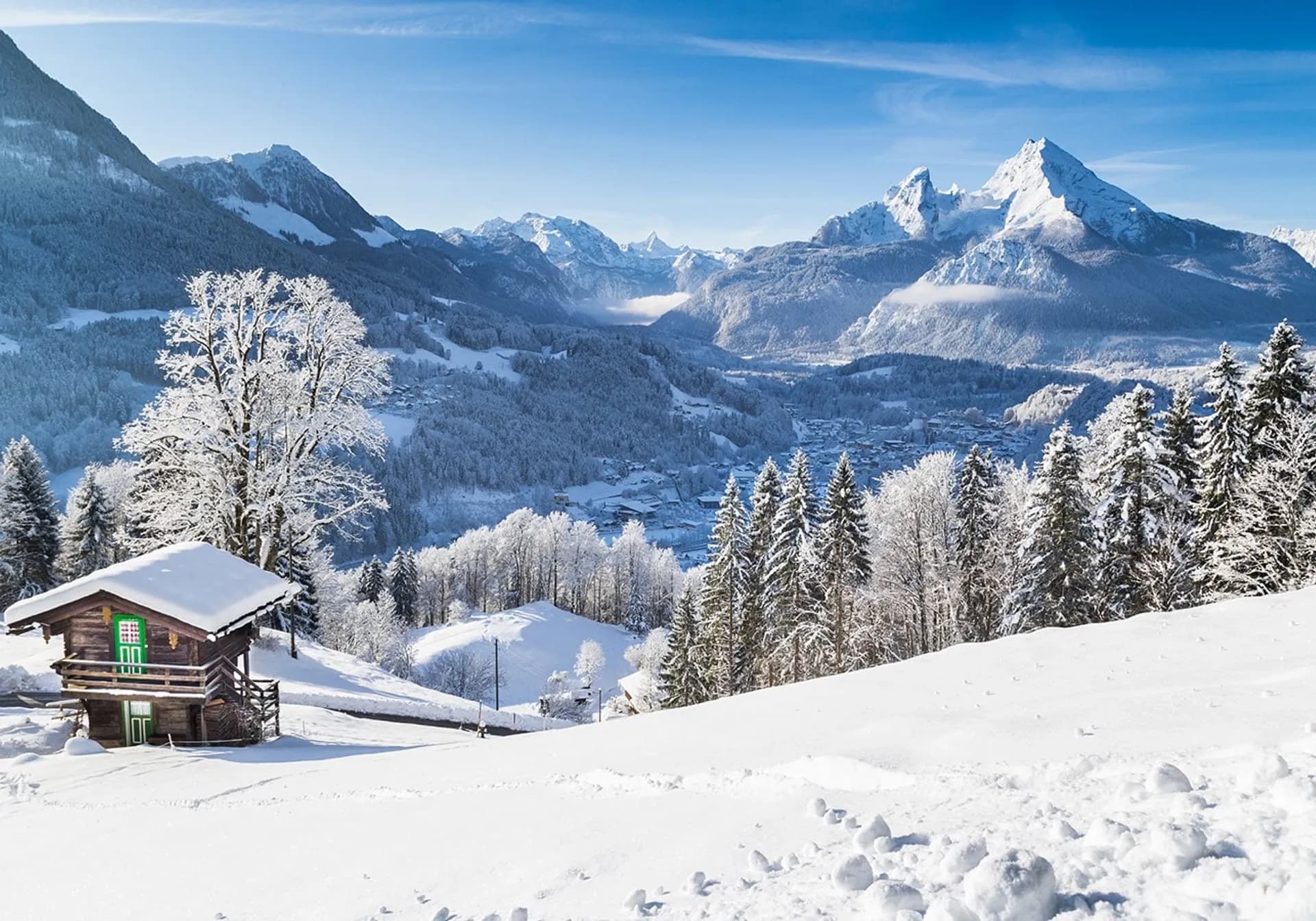Lille skihytte i et sneklædt bjerglandskab