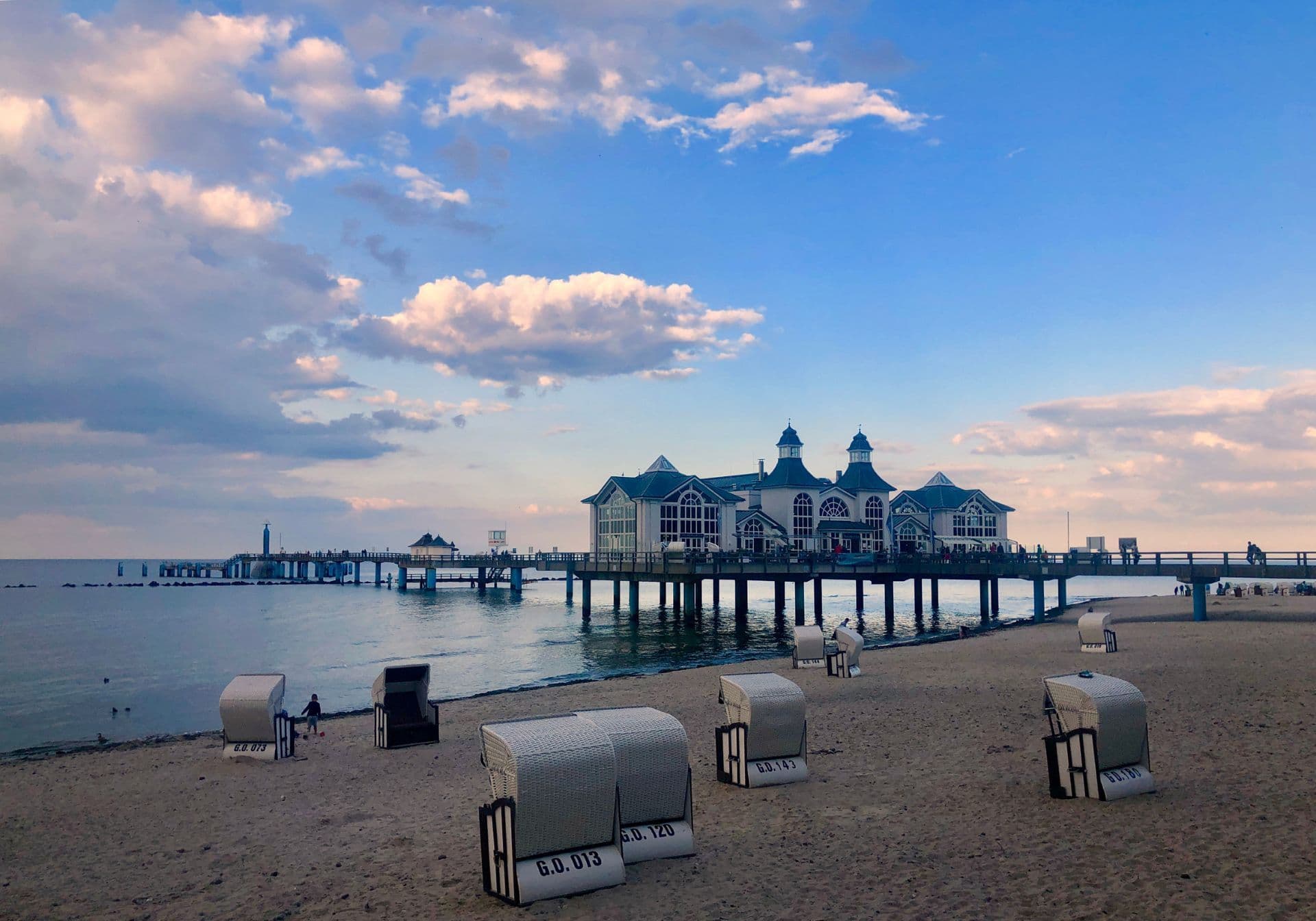 Idyllisk badeby Mecklenburg Vorpommern på en bro i blå himmel