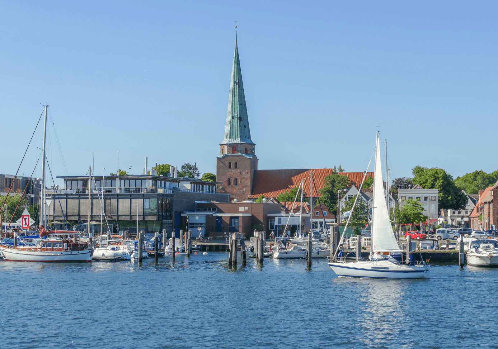 Badebyen Travemünde set fra vandet med både foran