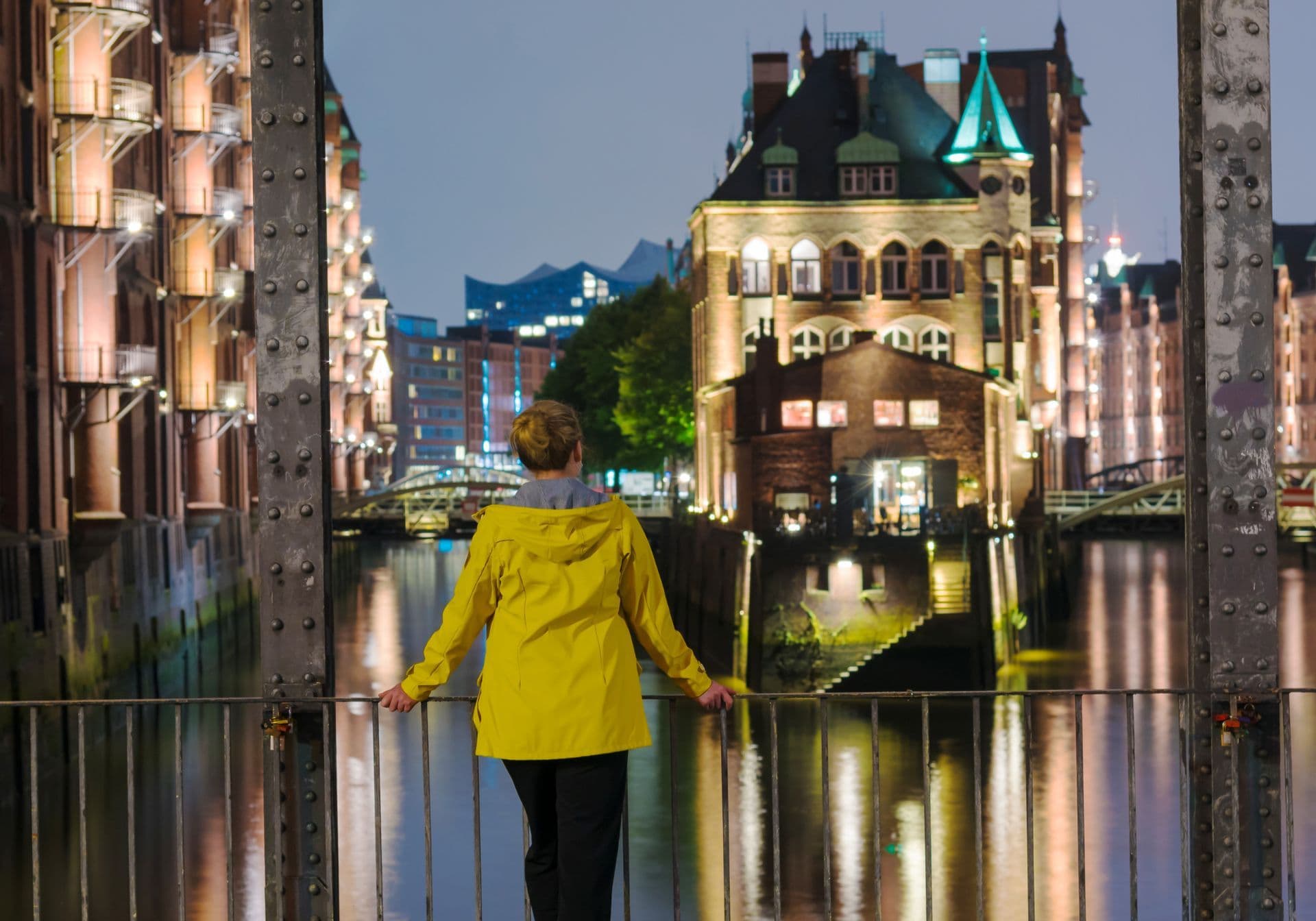 kvinde der kigger ud over kanalen i Hamborg