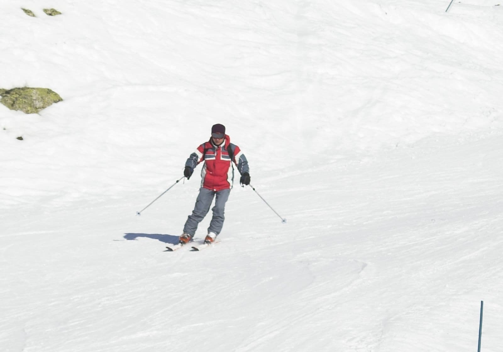 Mand på ski på vej ned af løjpe