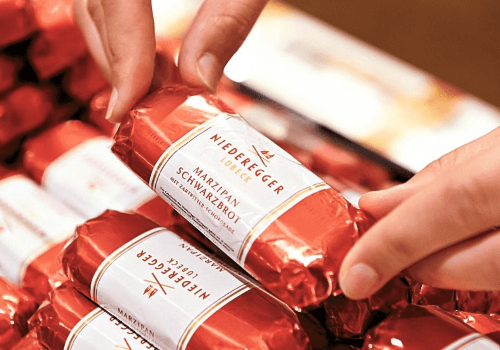 Marcipanbrød i rødt indpakket papir fra Niederegger